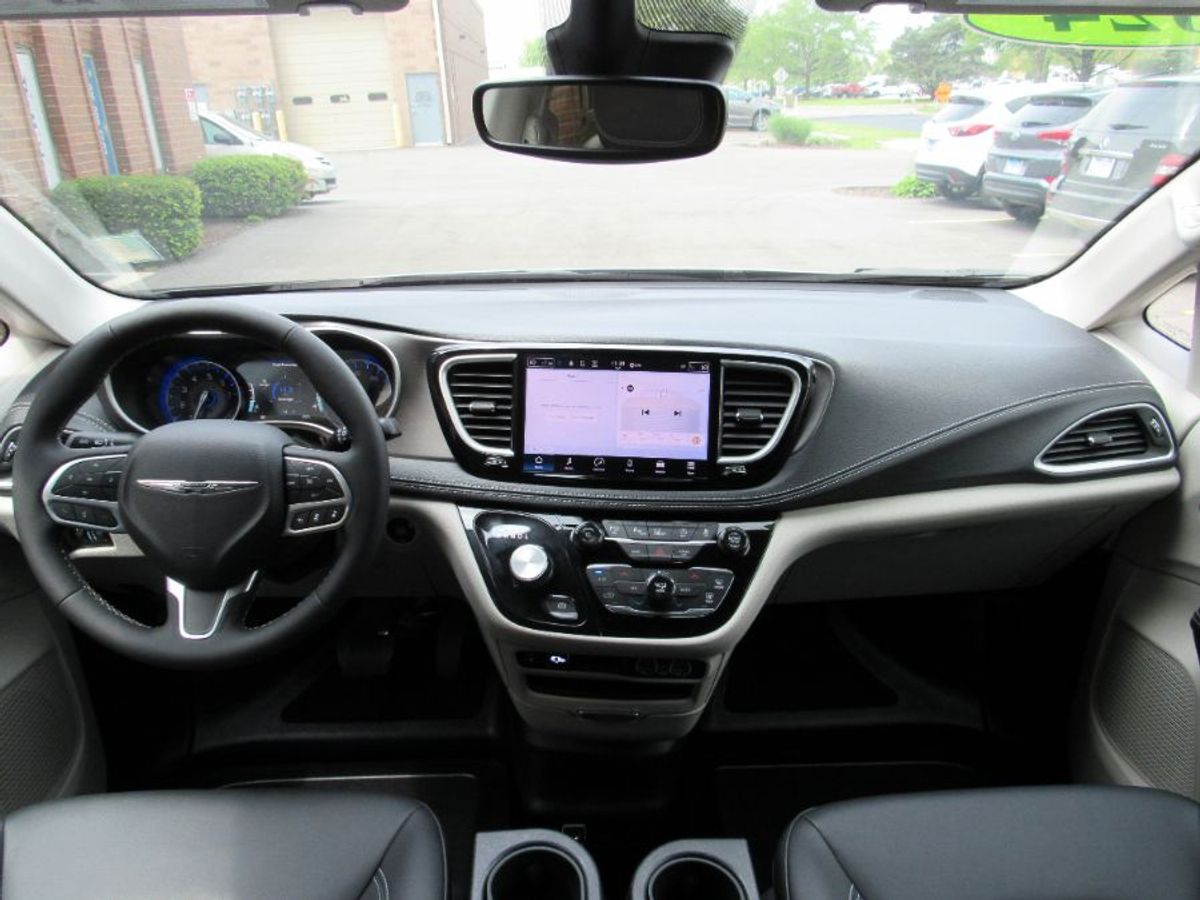 Silver Chrysler Pacifica image number 17