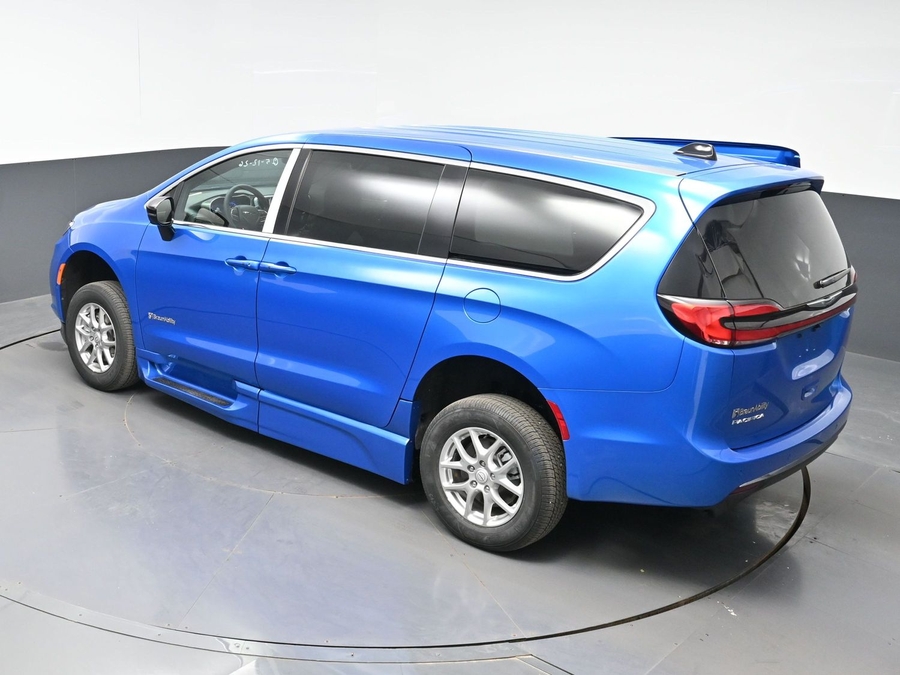 Blue Chrysler Pacifica image number 21