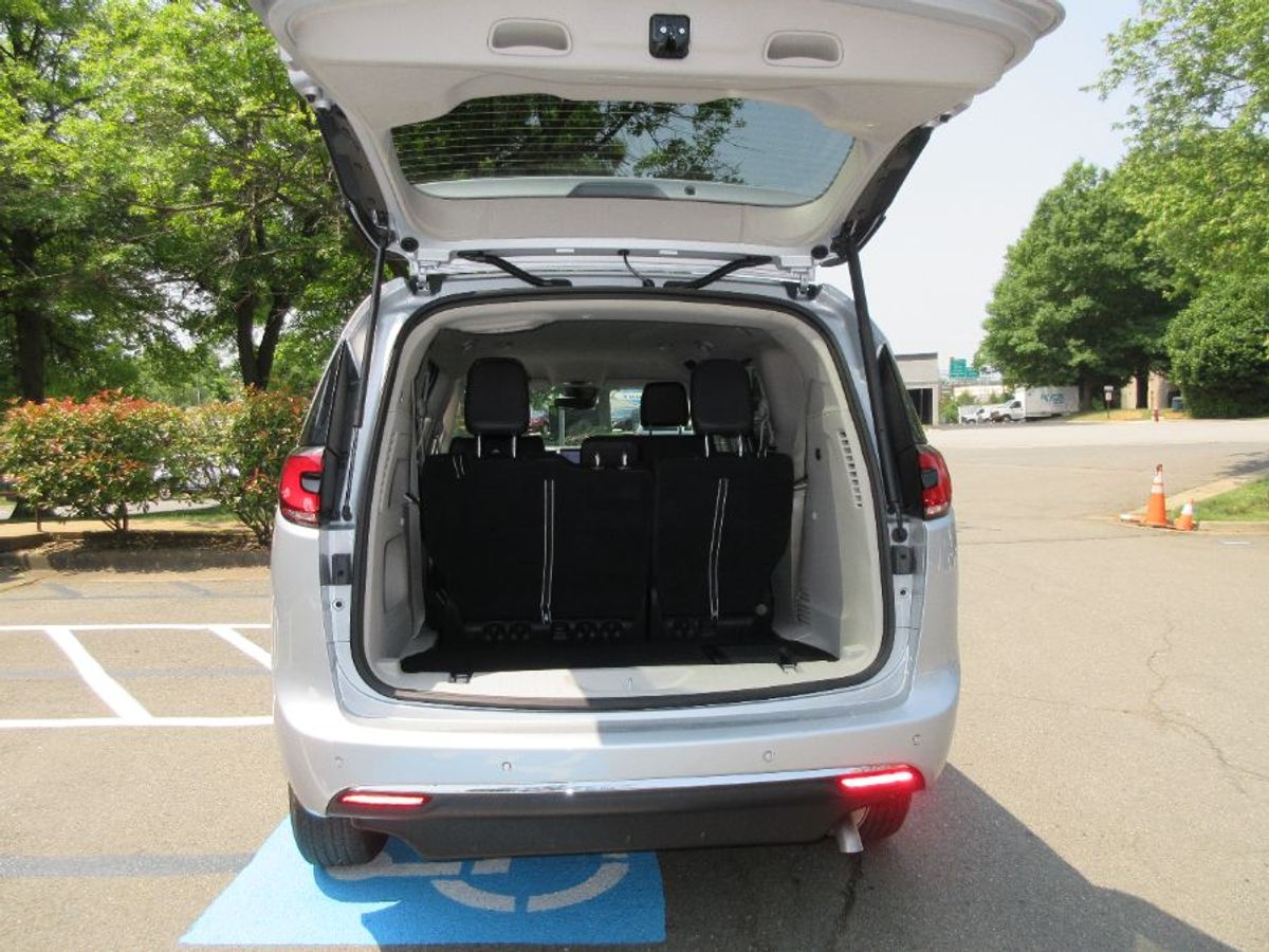 Silver Chrysler Pacifica image number 14