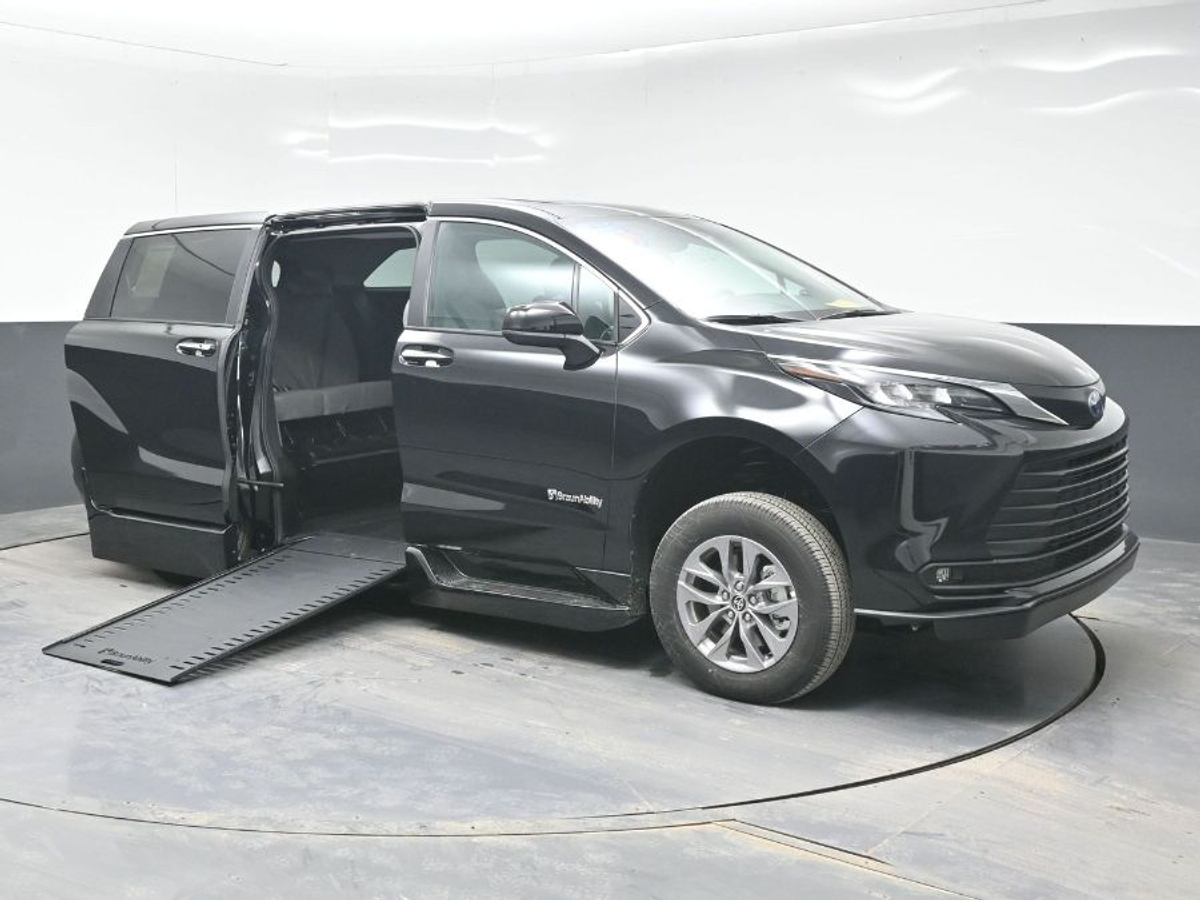 Black Toyota Sienna image number 9