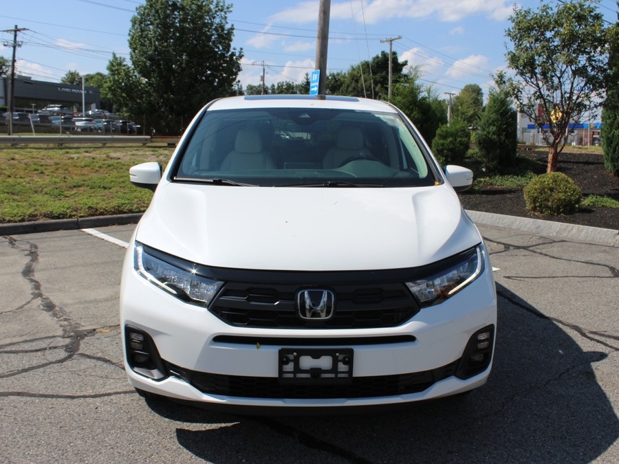 White Honda Odyssey image number 1
