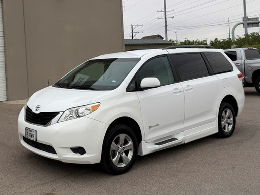 Used 2013 Toyota Sienna LE - BraunAbility Side Entry Entry Fold Out Automatic Ramp