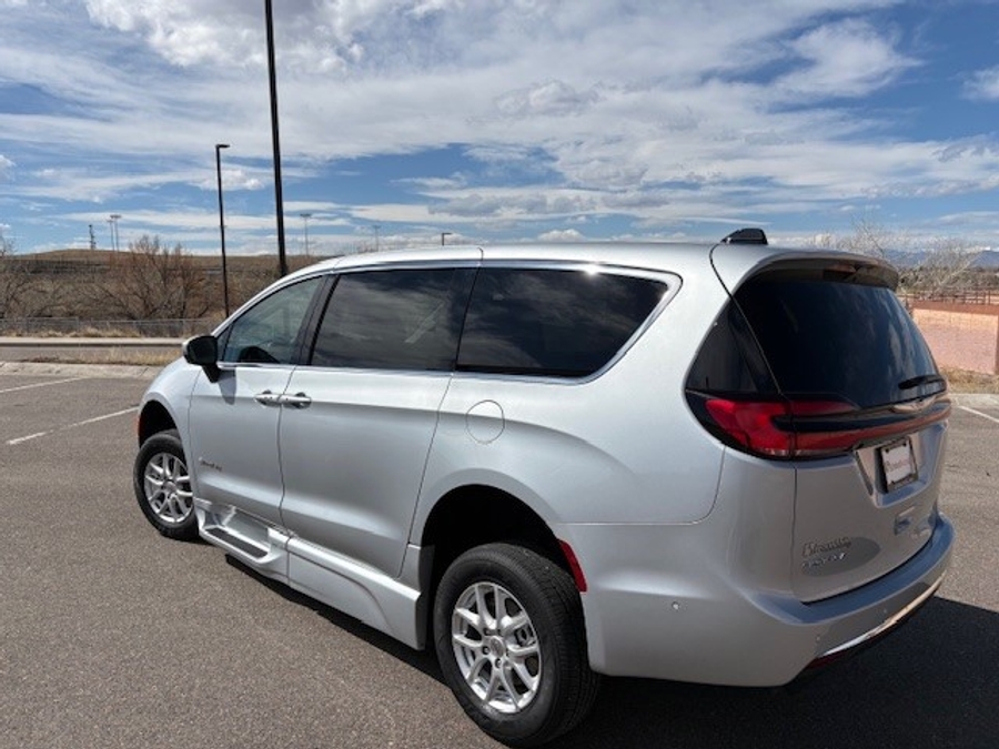 Used 2023 Chrysler Pacifica Touring L Safety - BraunAbility Side Entry Entry In Floor Automatic Ramp