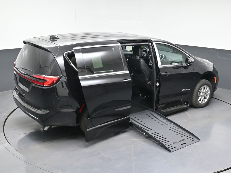 New 2026 Chrysler Pacifica Select Safety - BraunAbility Side Entry Fold Out Automatic Ramp