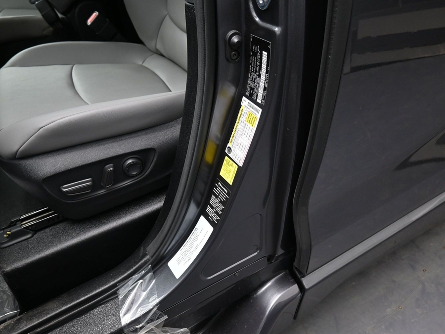 Grey Toyota Sienna image number 16