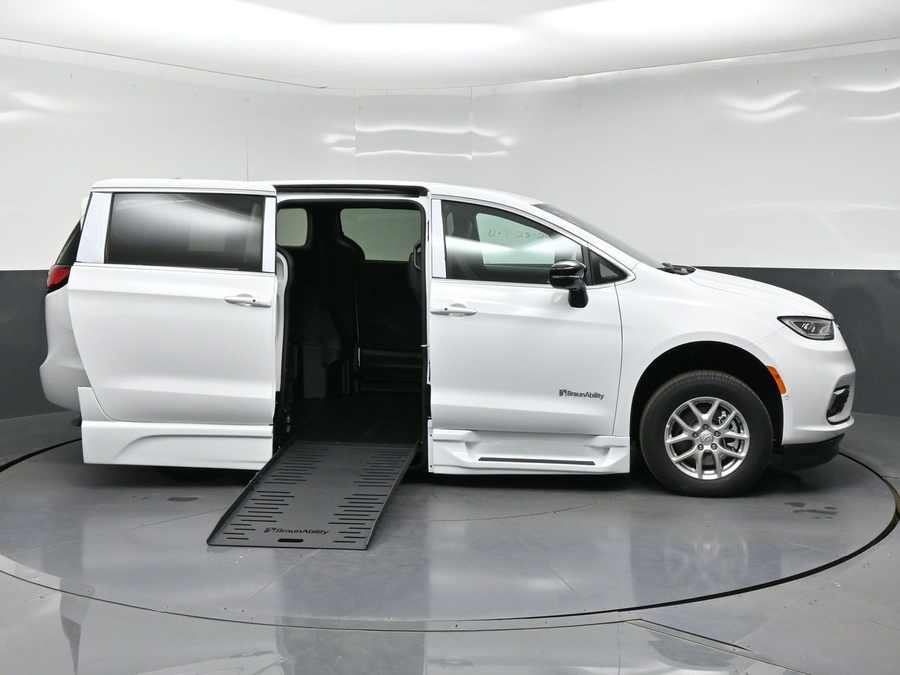 New 2026 Chrysler Pacifica Select Safety - BraunAbility Side Entry Fold Out Automatic Ramp