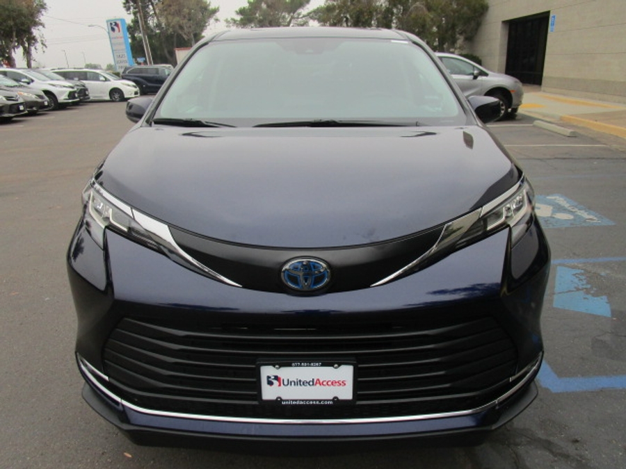 Used 2023 Toyota Sienna Hybrid XLE - BraunAbility Side Entry Entry Fold Out Automatic Ramp