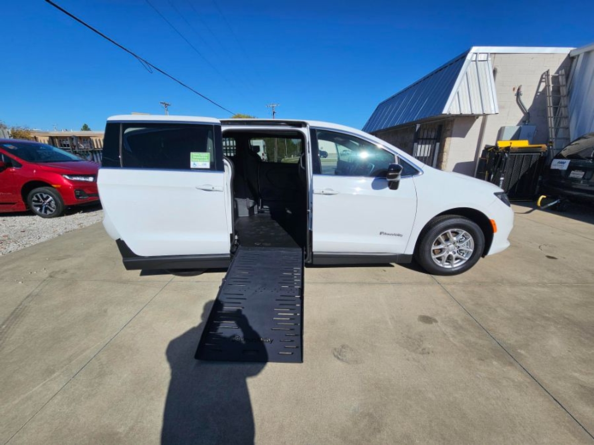 2025 CHRYSLER VOYAGER - Image 8