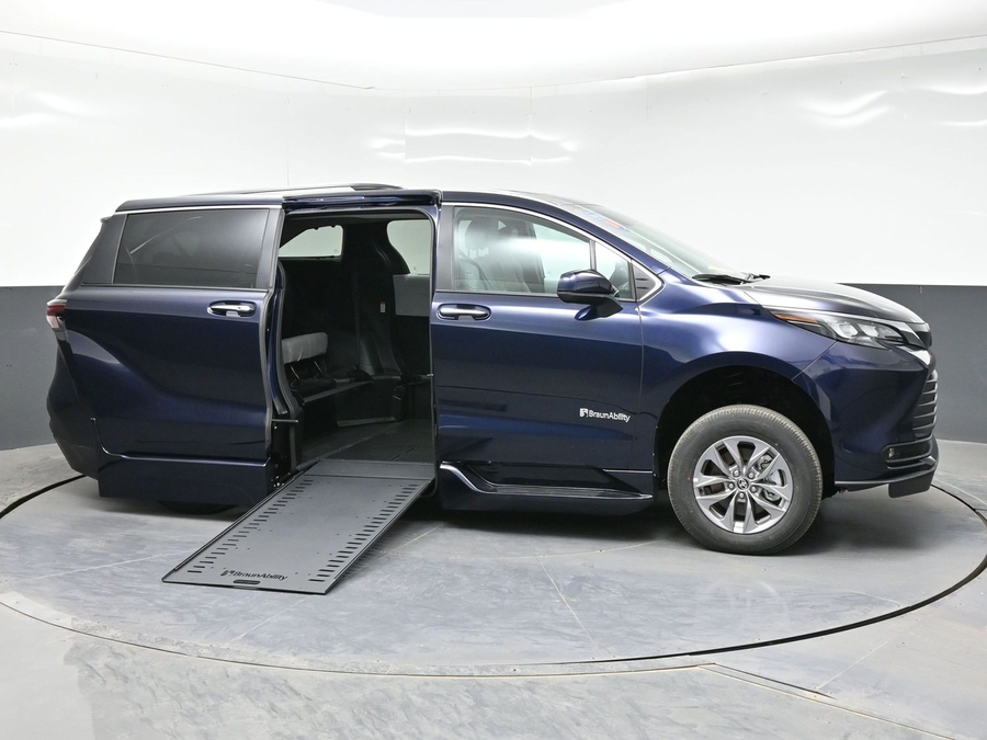 Blue Toyota Sienna image number 7