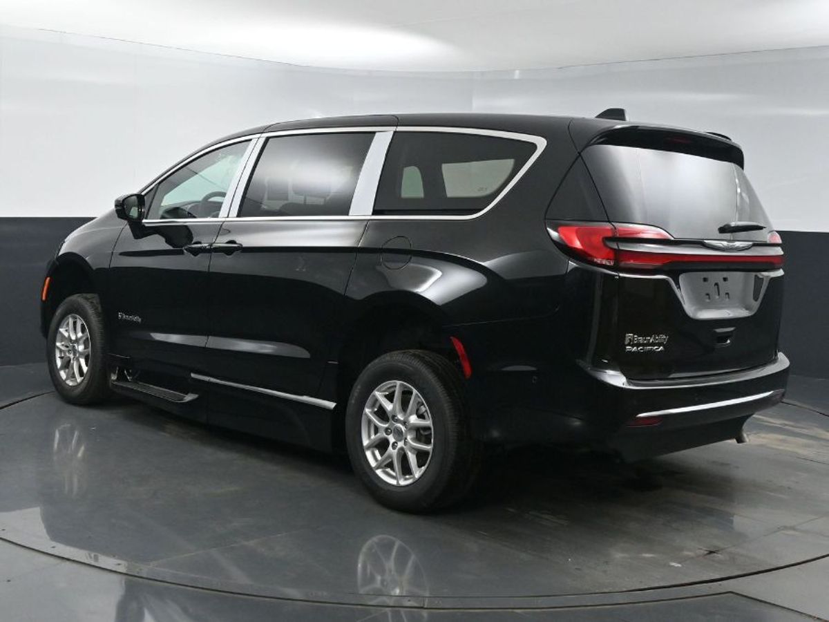 Black Chrysler Pacifica image number 4