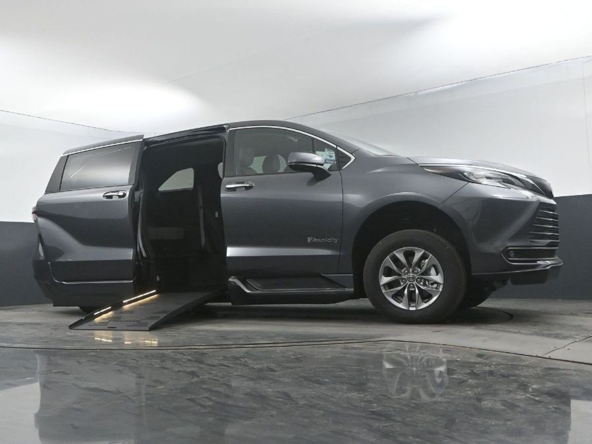 Grey Toyota Sienna image number 18