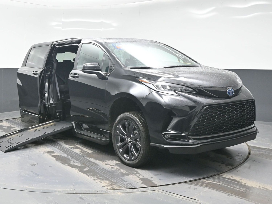 2025 Toyota Sienna XSE's photo
