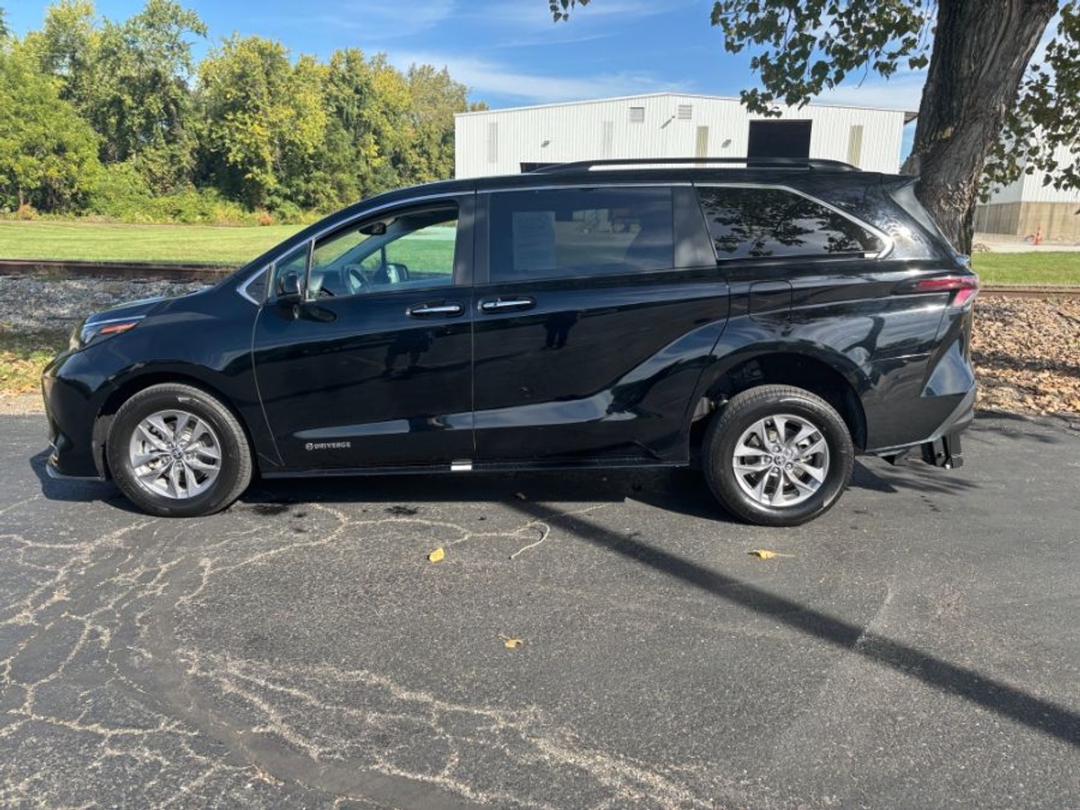 Black Toyota Sienna image number 16