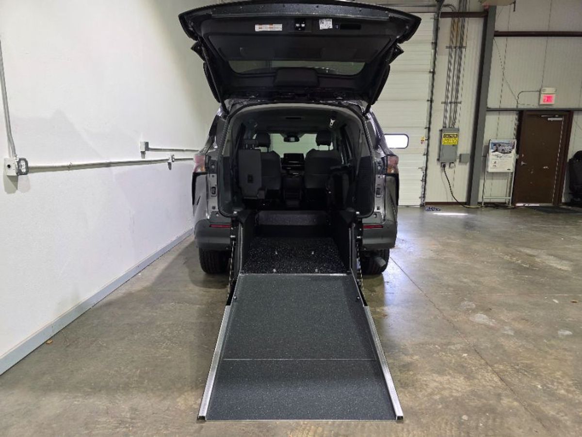 Grey Toyota Sienna image number 11