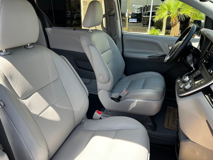 Used 2020 Toyota Sienna XLE - BraunAbility Side Entry Entry In Floor Automatic Ramp