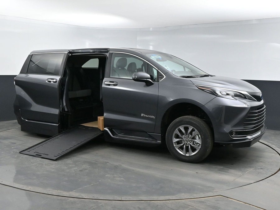 New 2025 Toyota Sienna Hybrid XLE Base - BraunAbility Side Entry Entry In Floor Automatic Ramp