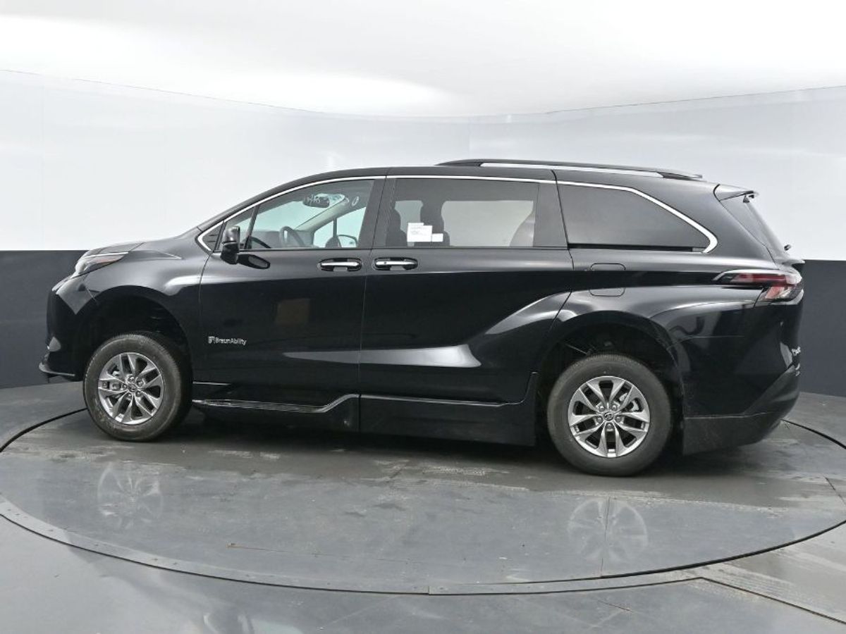 Black Toyota Sienna image number 21