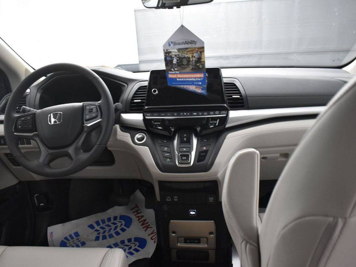 White Honda Odyssey image number 12