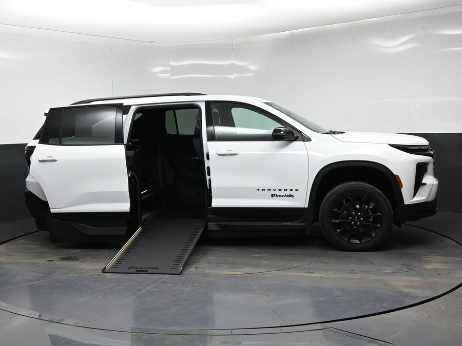 New 2026 Chevrolet Traverse 1LT Midnight - BraunAbility Side Entry In Floor Automatic Ramp
