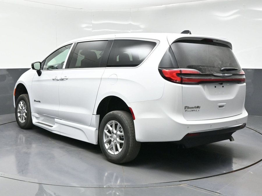 White Chrysler Pacifica image number 6