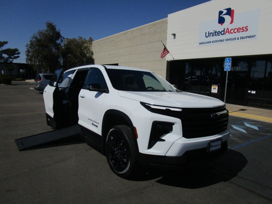 New 2026 Chevrolet Traverse 1LT Midnight - BraunAbility Side Entry In Floor Automatic Ramp