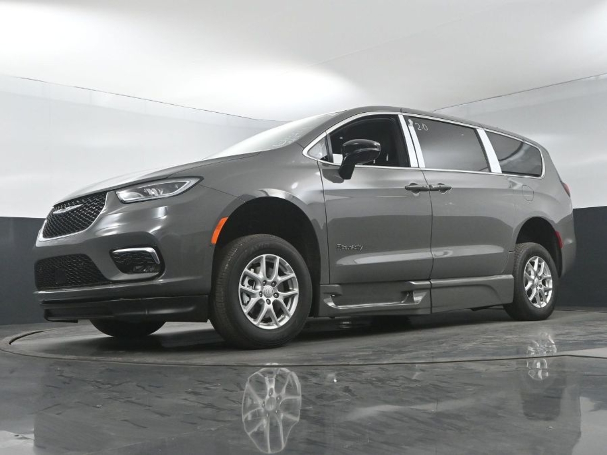 Grey Chrysler Pacifica image number 9