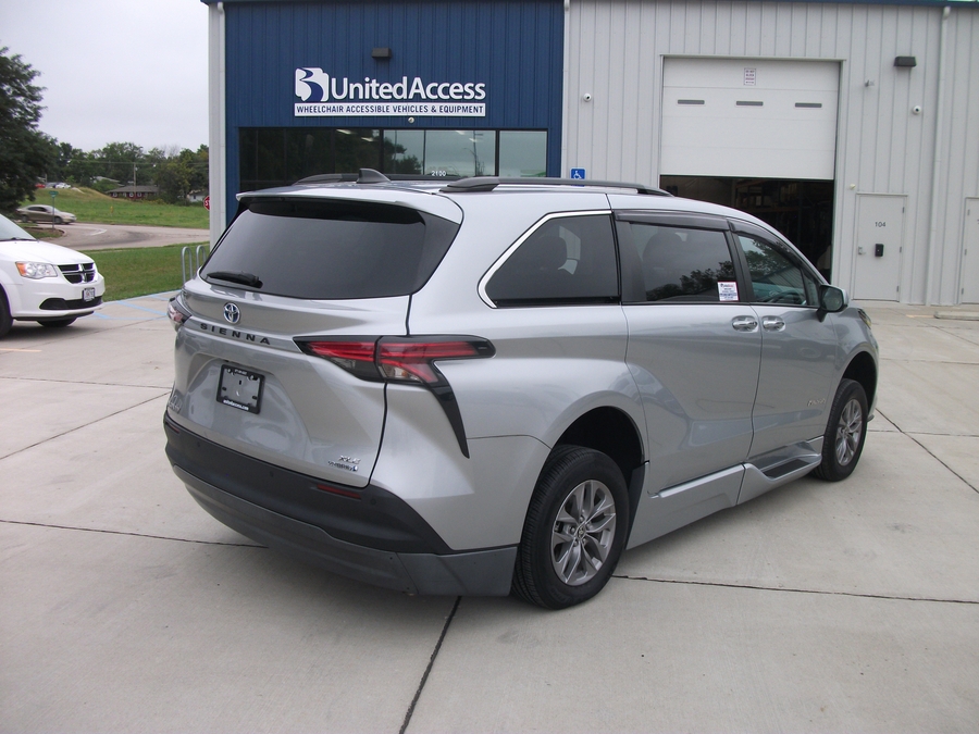 Used 2022 Toyota Sienna Hybrid XLE - BraunAbility Side Entry Fold Out Automatic Ramp