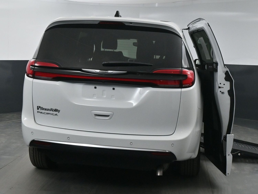 New 2025 Chrysler Pacifica Select Safety - BraunAbility Side Entry Entry Fold Out Automatic Ramp