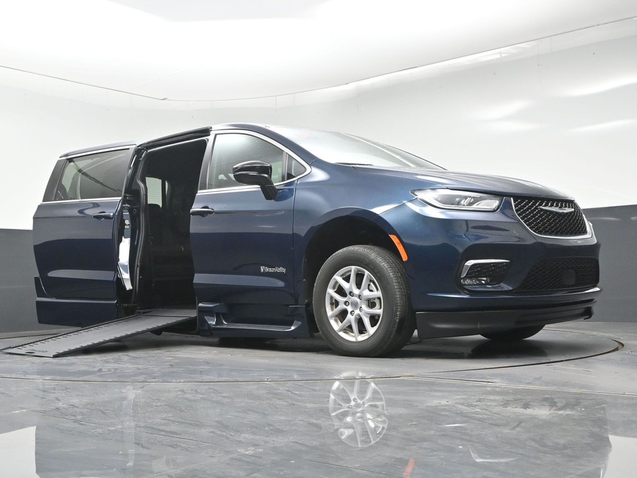 Used 2025 Chrysler Pacifica Select - BraunAbility Side Entry In Floor Automatic Ramp