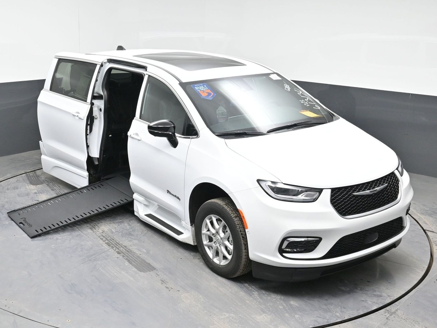 New 2025 Chrysler Pacifica Select Plus - BraunAbility Side Entry Entry In Floor Automatic Ramp