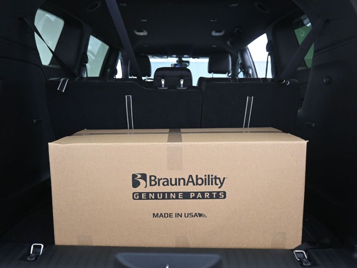 Black Chrysler Pacifica image number 18