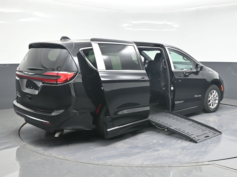 Black Chrysler Pacifica image number 3