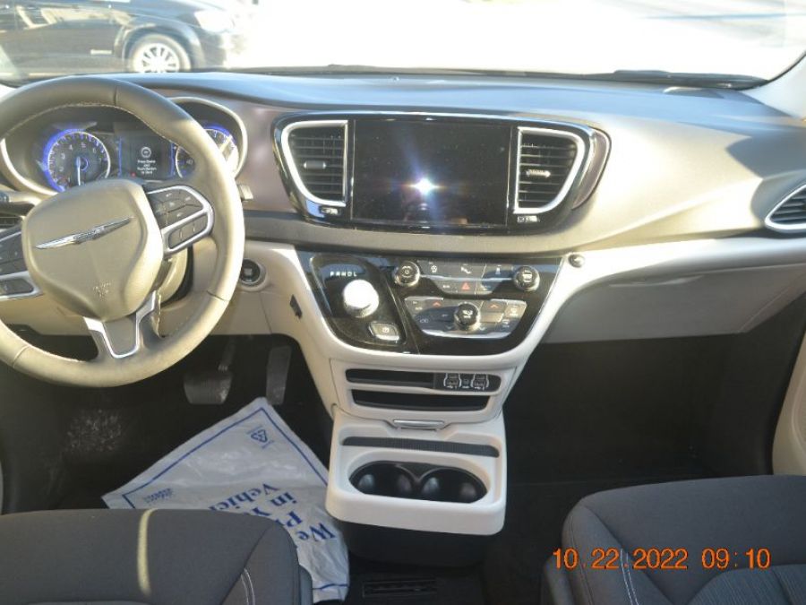 Black Chrysler Voyager image number 14