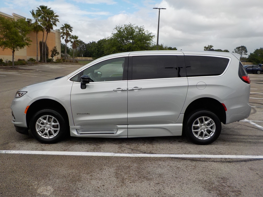 Silver Chrysler Pacifica image number 26