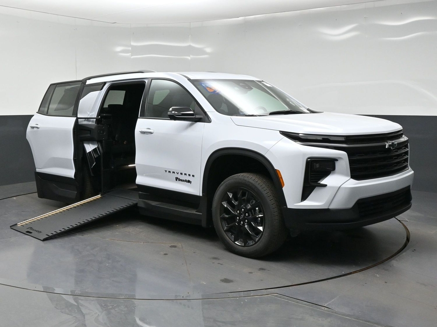 White Chevrolet Traverse image number 24