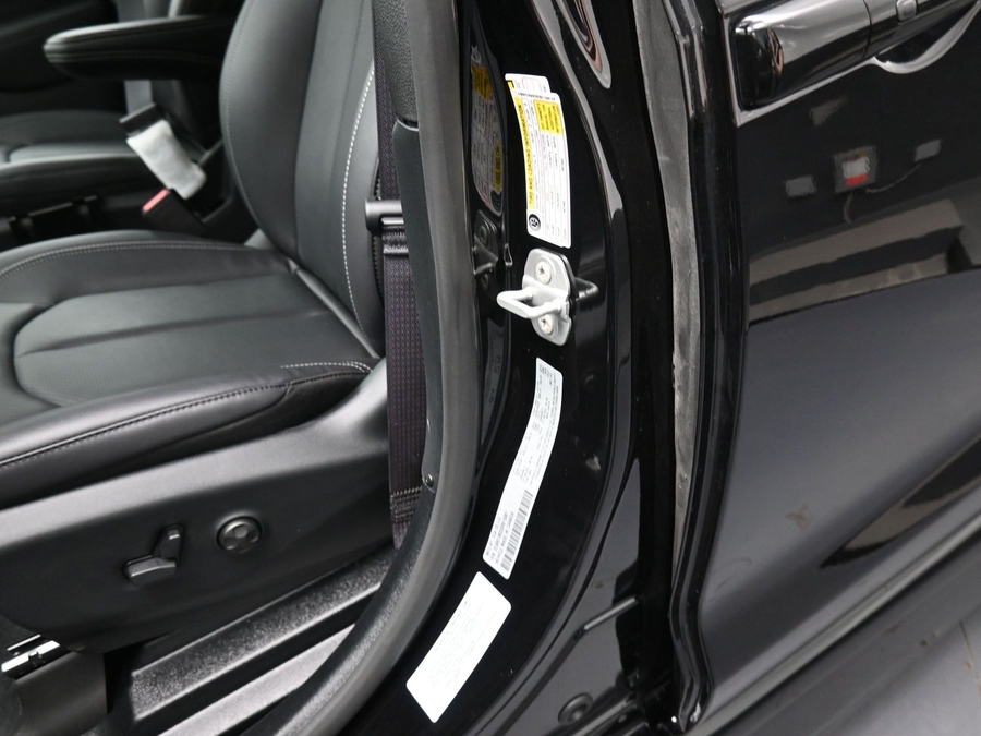 Black Chrysler Pacifica image number 16