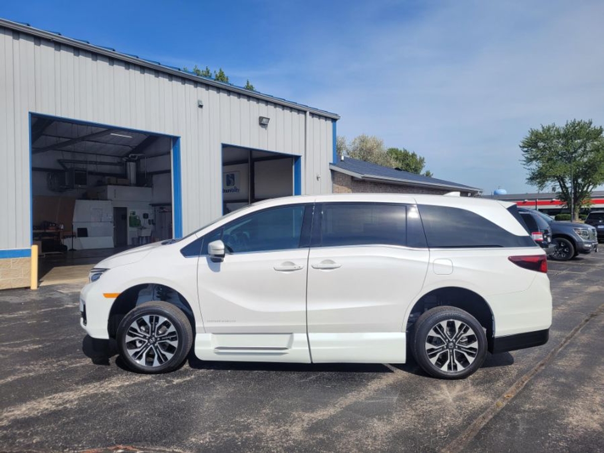 White Honda Odyssey image number 1