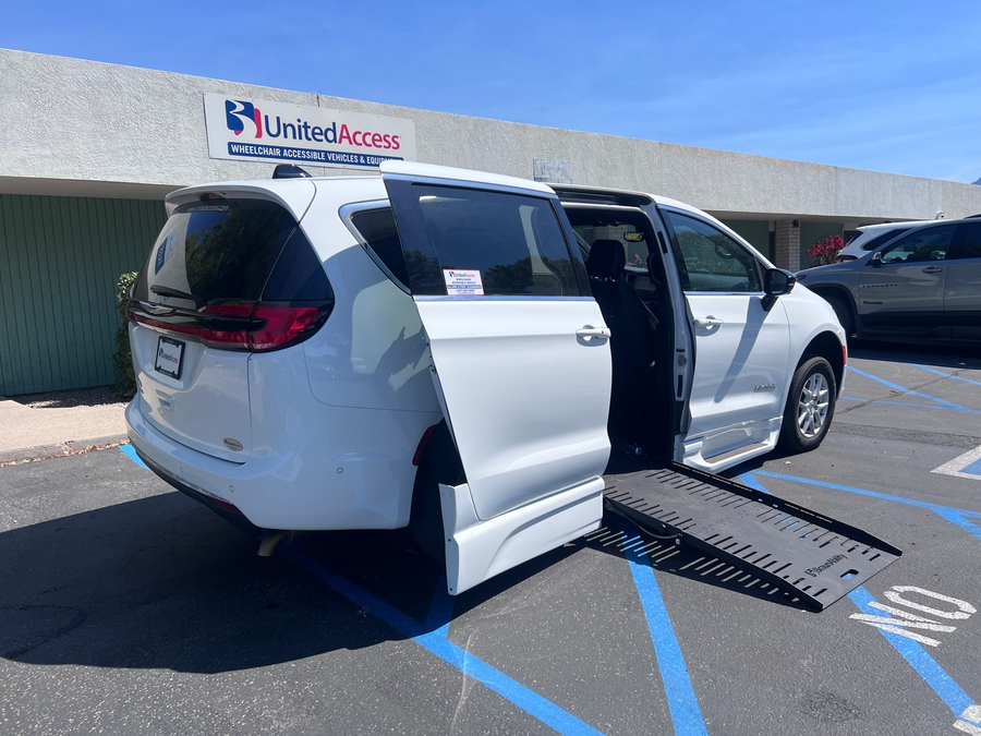 Used 2025 Chrysler Pacifica Select Plus - BraunAbility Side Entry Fold Out Automatic Ramp