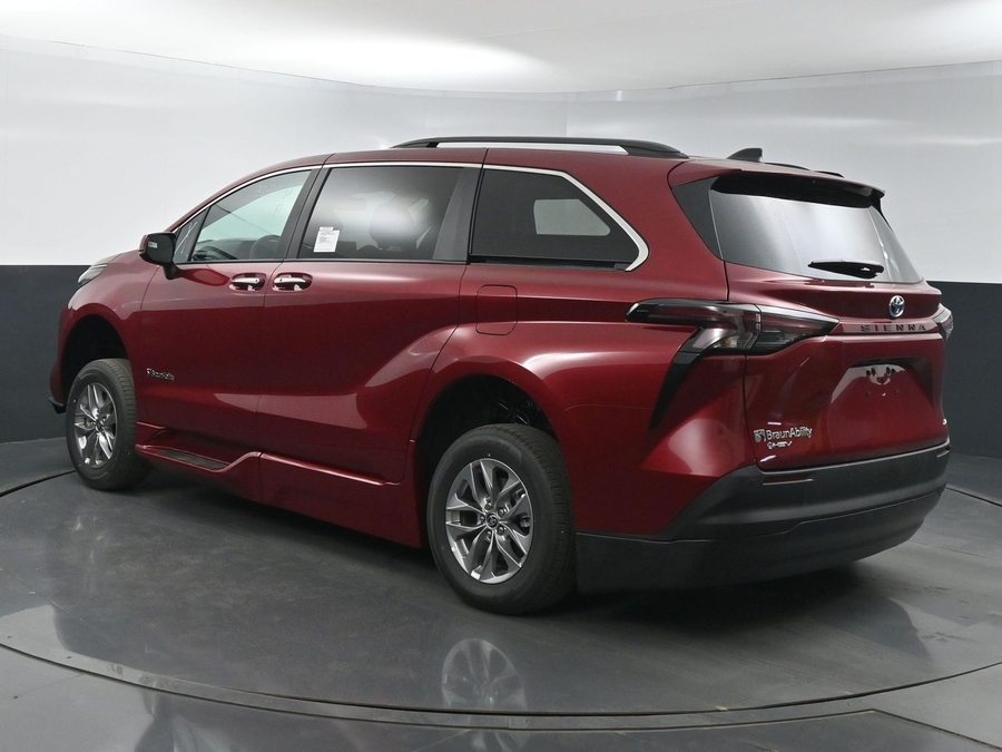 New 2025 Toyota Sienna Hybrid XLE Plus - BraunAbility Side Entry Entry In Floor Automatic Ramp