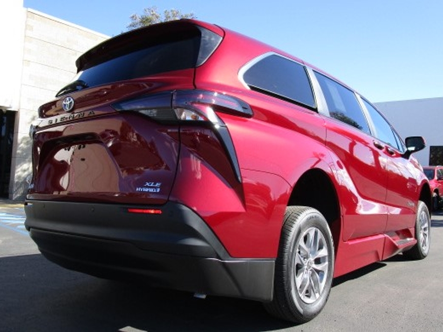 New 2026 Toyota Sienna Hybrid XLE Add - BraunAbility Side Entry Entry In Floor Automatic Ramp