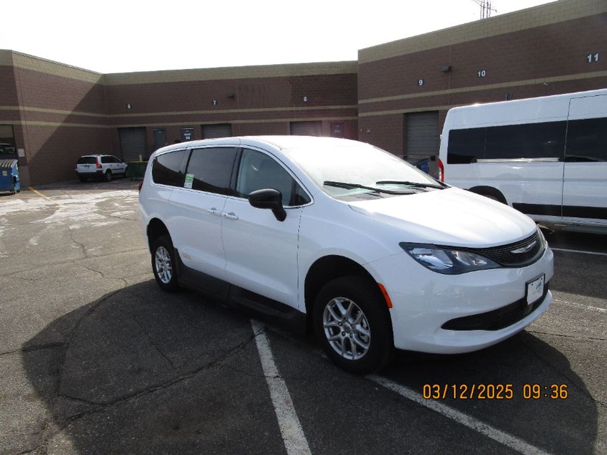 White Chrysler Voyager image number 8