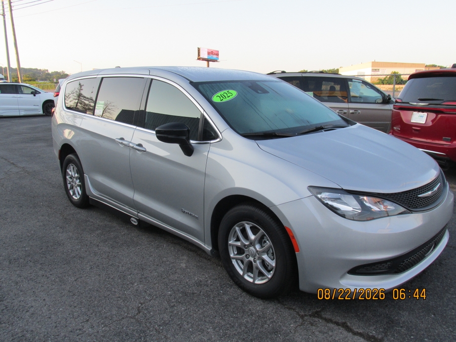 Silver Chrysler Voyager image number 3