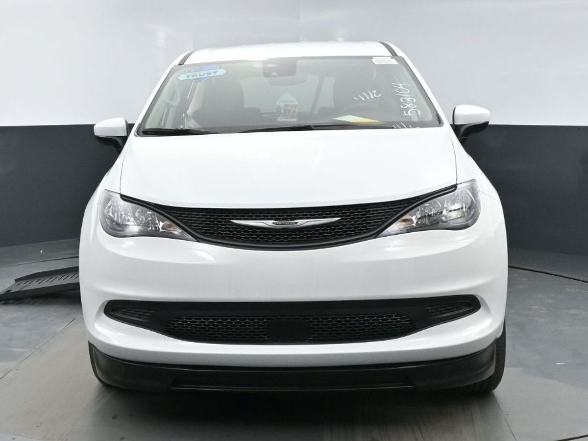 White Chrysler Voyager image number 18