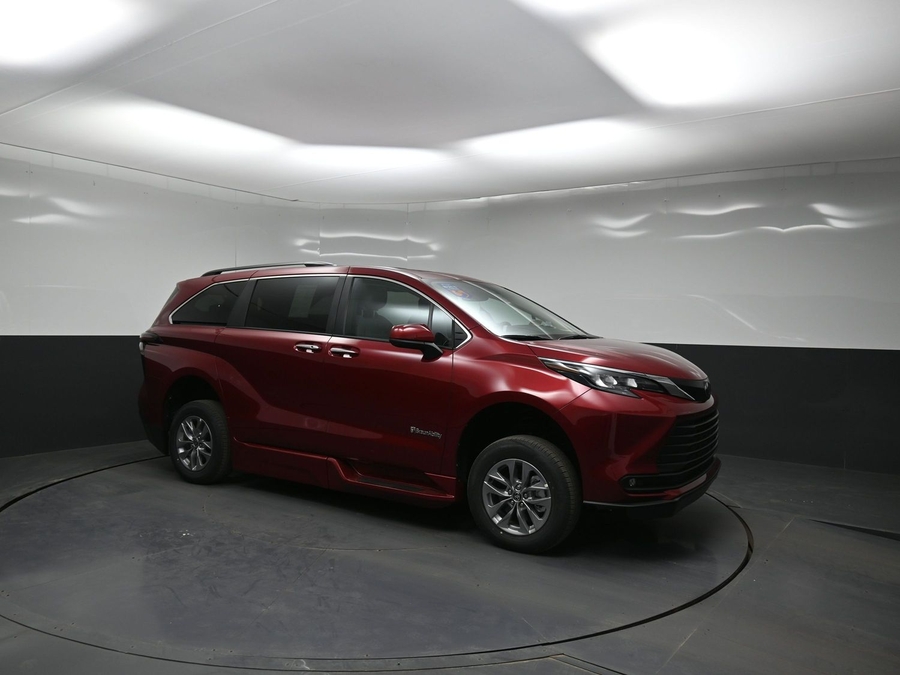 Red Toyota Sienna image number 14