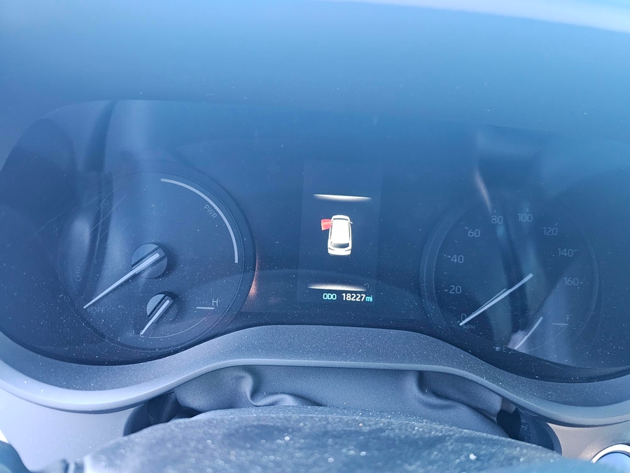 White Toyota Sienna image number 11