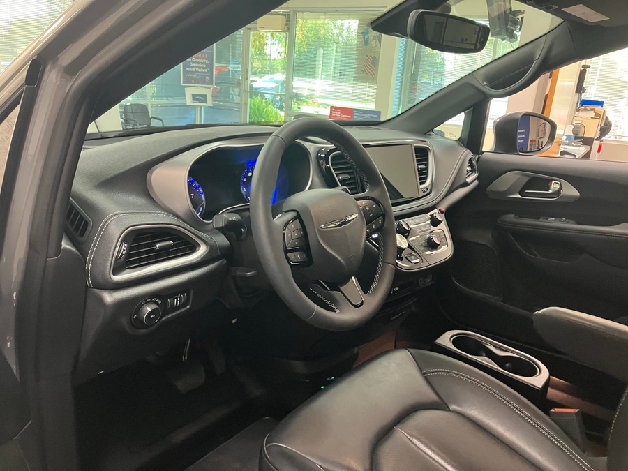 Used 2023 Chrysler Pacifica Touring L - BraunAbility Side Entry Entry Fold Out Automatic Ramp