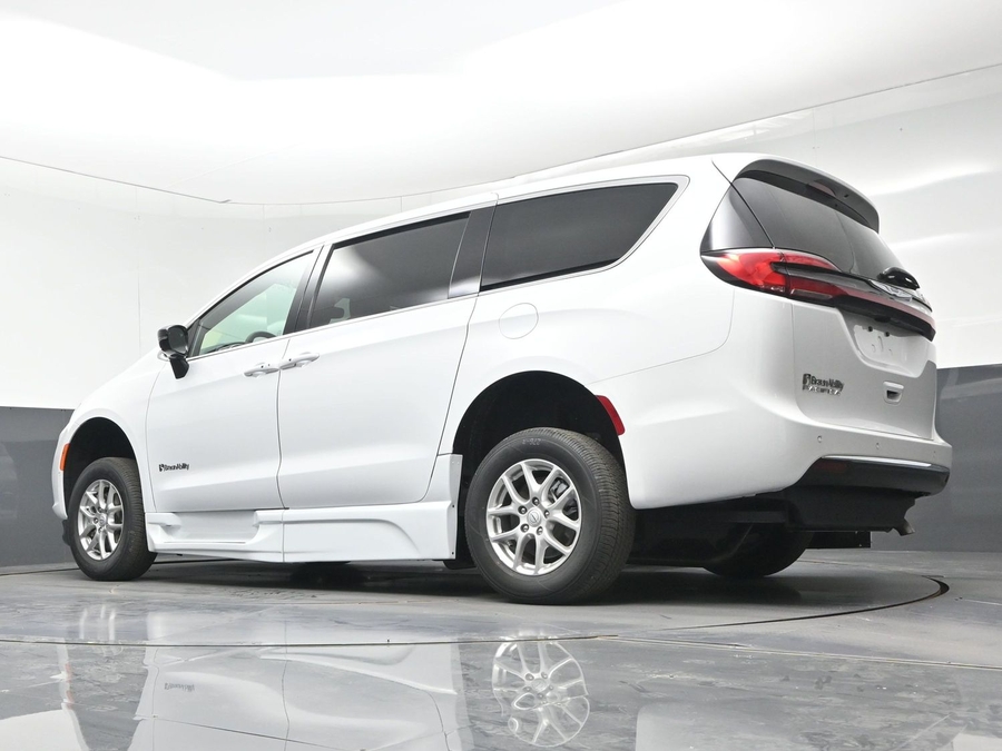 White Chrysler Pacifica image number 18