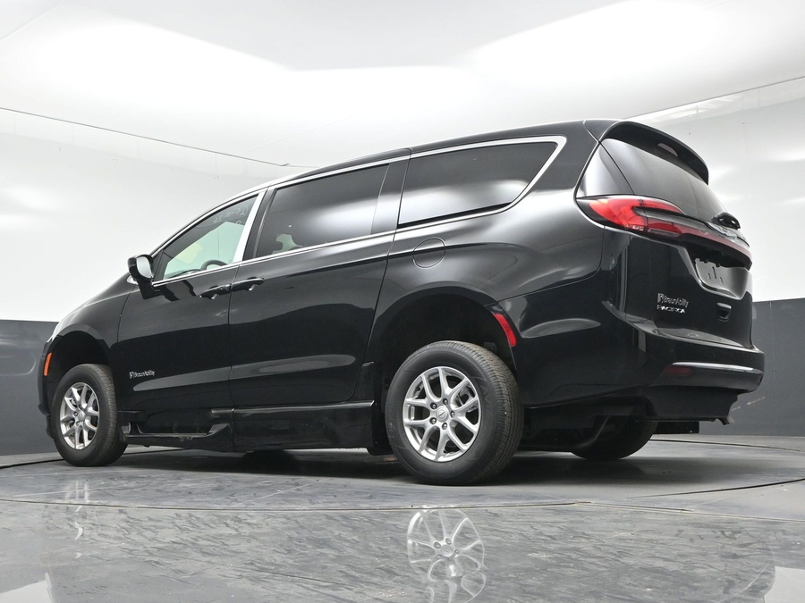 Black Chrysler Pacifica image number 17