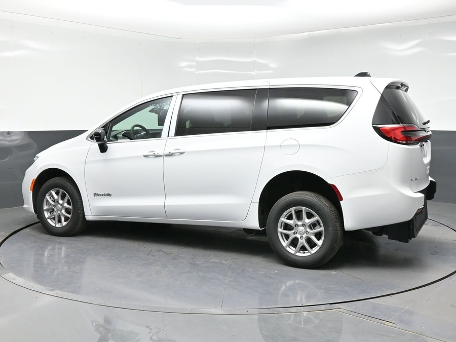 White Chrysler Pacifica image number 3
