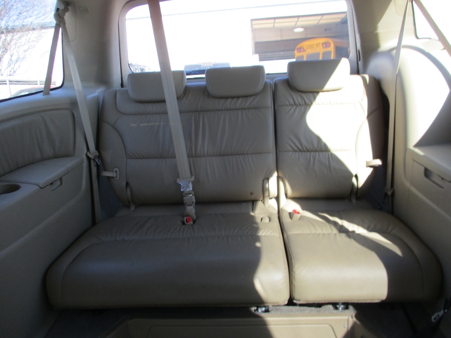 Gold Honda Odyssey image number 16